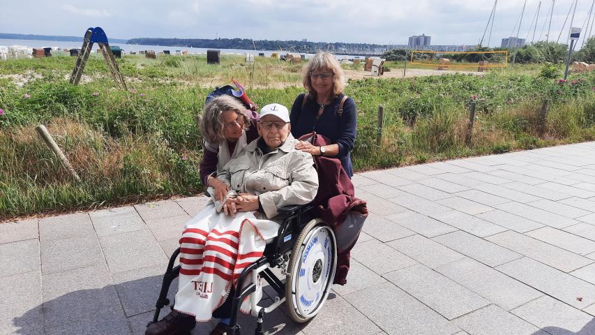 Herr W. und seine Begleitung beim Ausflug an die Ostsee