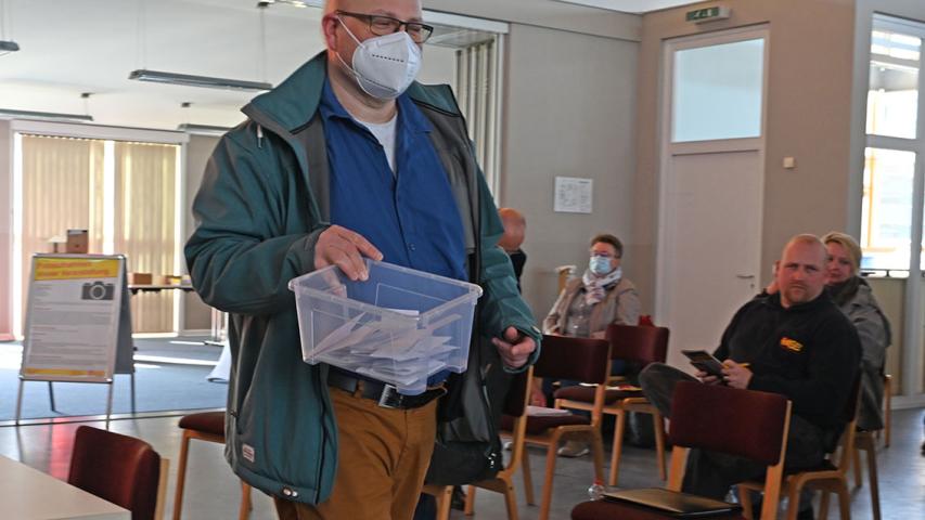Martin Retsch von der Bundeskontrollkommission beim Einsammeln der Stimmzettel für die Wahl der Delegierten.