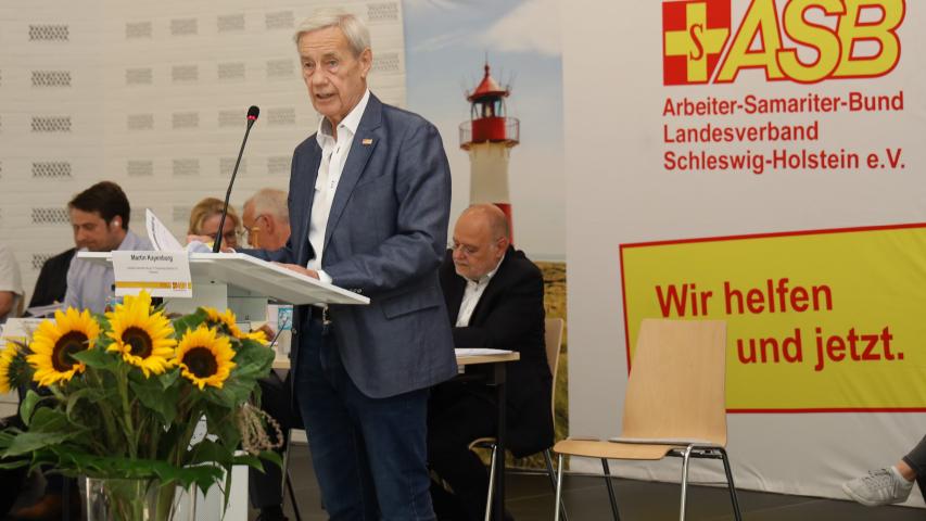 Der Versammlungsleiter: ASB-Präsident Martin Kayenburg.