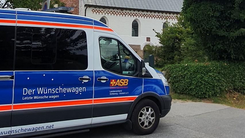 Der Wünschewagen vor der Kirche St. Severin in in Keitum auf Sylt