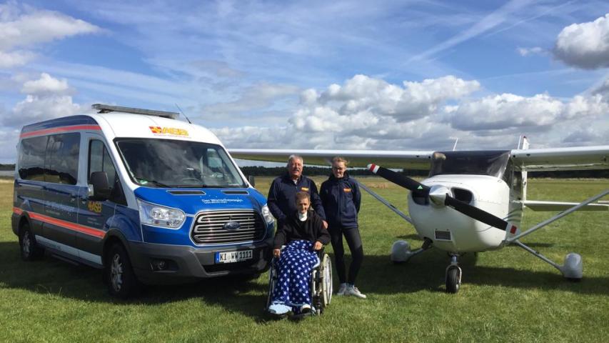Gabriela vor dem Wünschewagen und dem Flugzeug