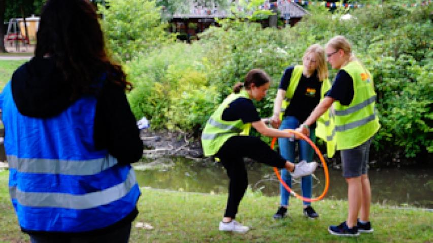 -	Ohne Teamgeist und Geschicklichkeit geht es im Schulsanitätsdienst nicht – im Wettbewerb kommt dabei der Spaß nicht zu kurz.