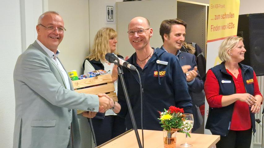 Thomas Elvers überreichte „Nervennahrung“ für die Belegschaft des Kieler ASB stellvertretend an Geschäftsführer Wolfgang Mainz.
