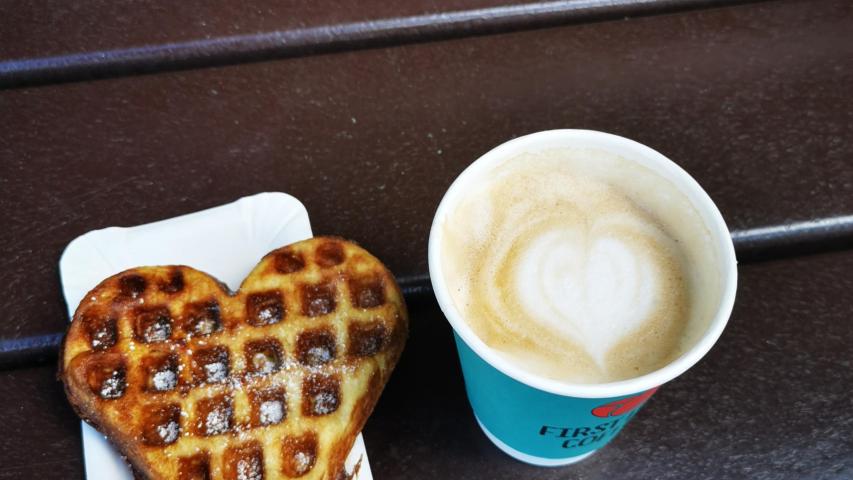 Kaffee und eine leckere Waffel zur Stärkung