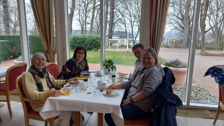 Familienfoto im Café