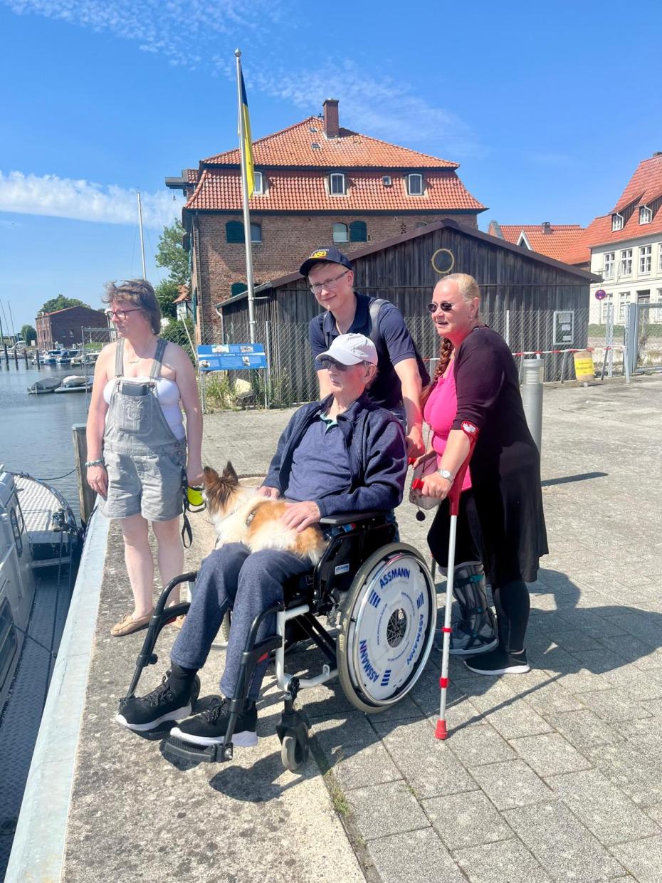 Egon am mit den Töchtern am Hafen