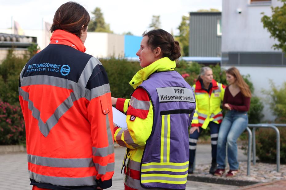 PSNV-Betreuerin im Gespräch mit dem Rettungsdienst